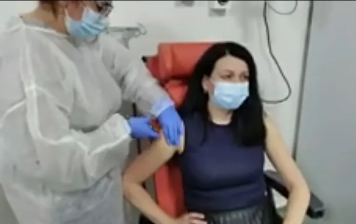 VIDEO Primul vrâncean vaccinat este adjunctul DSP Vrancea, medicul Janina Lazăr