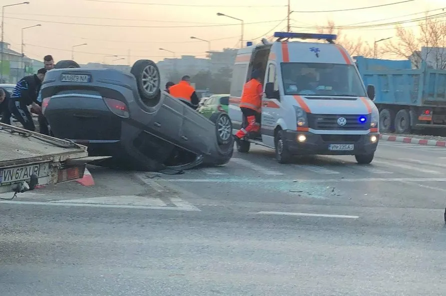 ULTIMA ORĂ Mașină răsturnată în Focșani