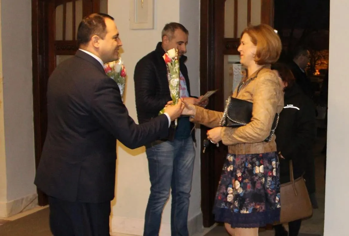 Primarul Focșaniului vrea să cumpere flori de 35 de mii de lei pentru "doamnele de mijloc" și pentru cele din "poziții importante"