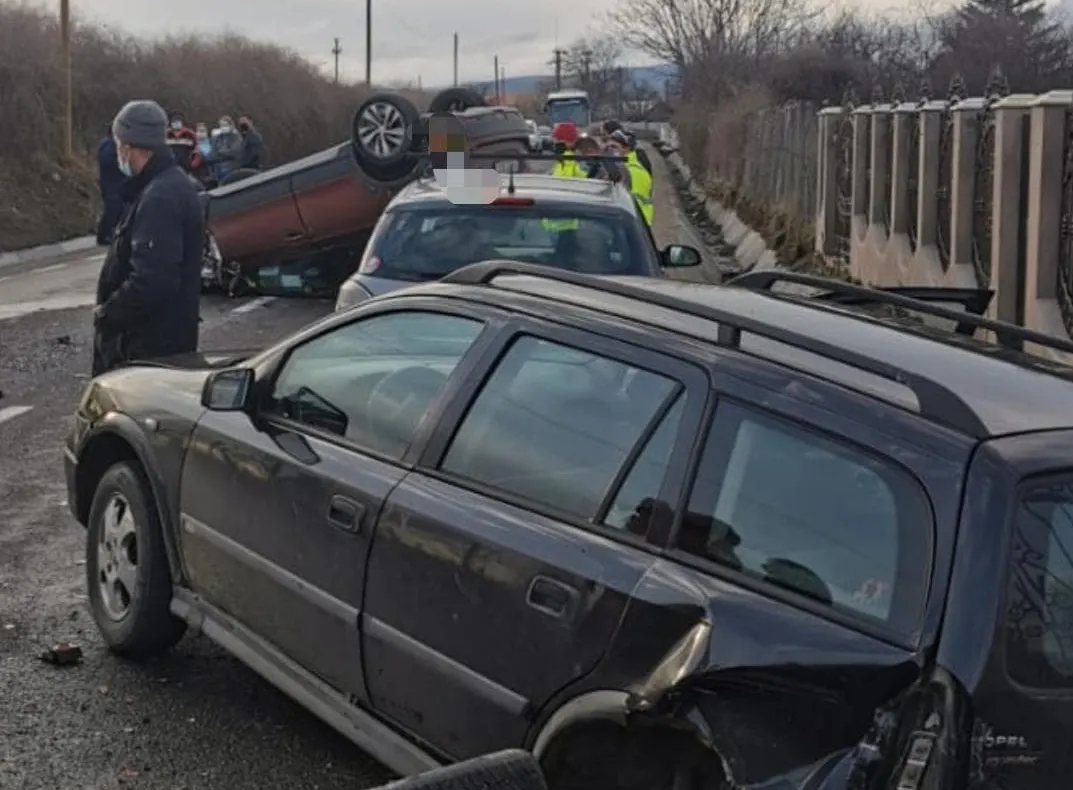 ULTIMA ORĂ Accident cu 3 mașini la Cotești. Un autoturism s-a răsturnat pe cupolă