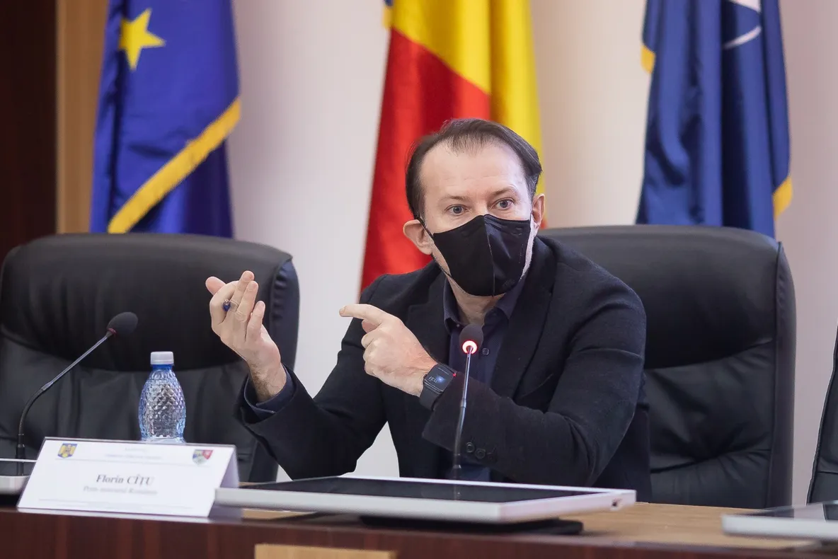Premierul Cîțu bagă spaima în bugetarii tăietori de frunze la câini. Un primar vrâncean i-a cerut să plătească funcționarii după performanțe