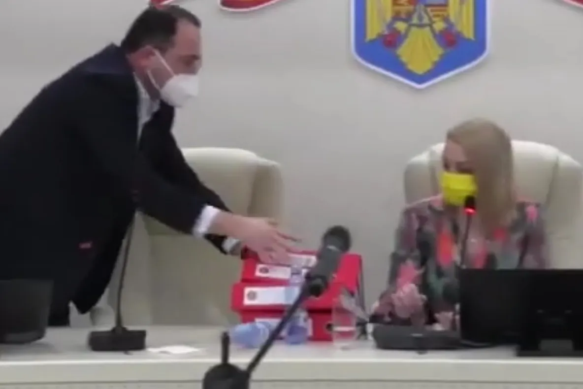 VIDEO Scandalul dintre primar și viceprimărița Focșaniului continuă. Faza pe dosare trântite pe masă