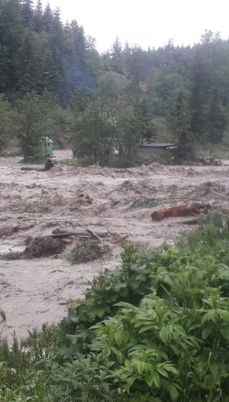 ULTIMA ORĂ Zece muncitori în pericol să fie luați de ape la Nereju. Vrancea este sub cod roșu de inundații