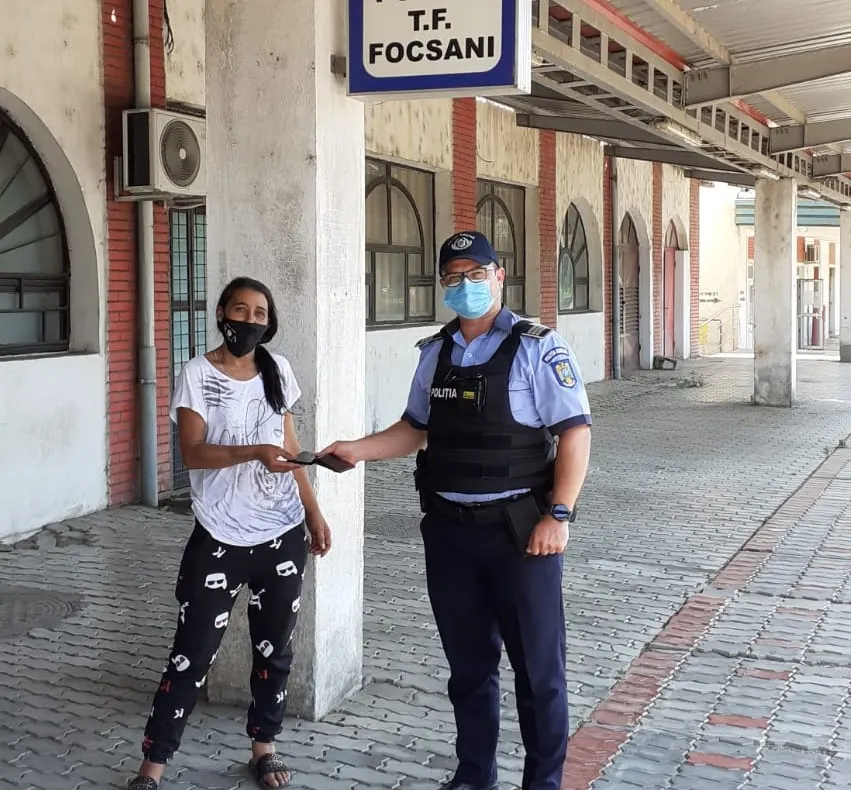 Și-a pierdut portofelul plin cu bani și documente, dar l-a găsit la un polițist