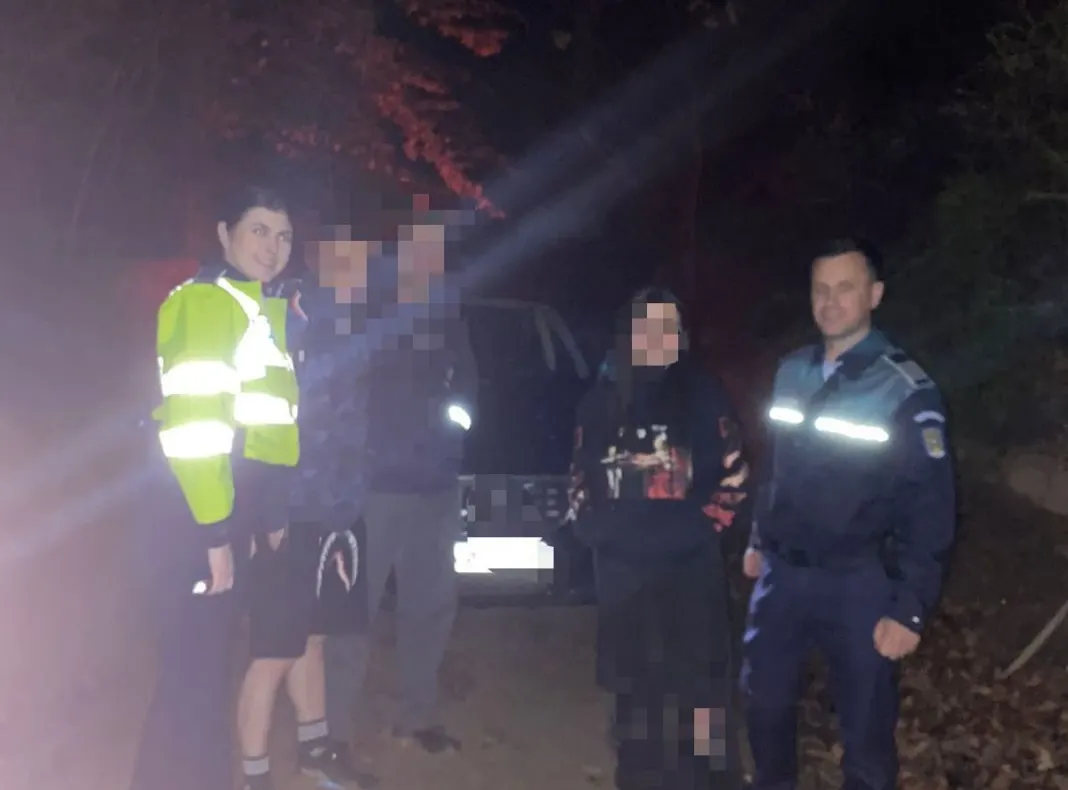 Tineri rămași împotmoliți în pădure, găsiți la circa două ore de către un echipaj de poliție