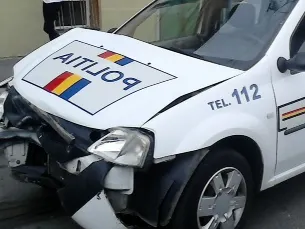 Un polițist a ajuns la spital după ce a căzut cu mașina de serviciu în șanț