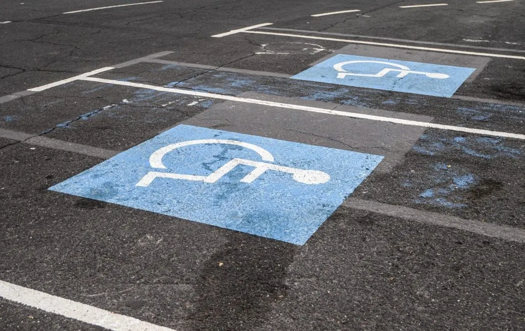 Scrisoare deschisă adresată șoferilor ce parchează pe locurile destinate persoanelor cu dizabilități