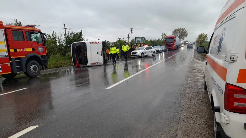 VIDEO Muncitori care lucrează la o fabrică de confecții din Focșani, implicați într-un grav accident pe E85