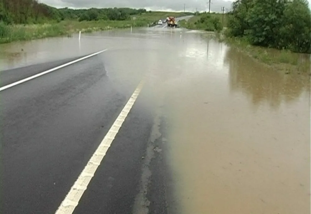 DRUMURI ÎNCHISE ȘI PERSOANE IZOLATE ÎN VRANCEA, DIN CAUZA PLOILOR ABUNDENTE