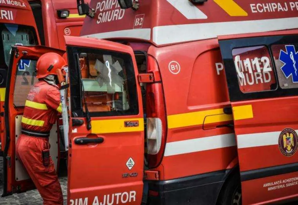EXPLOZIE DEVASTATOARE, ÎNTR-UN BLOC DIN ADJUD. UN BĂRBAT A FOST PRINS SUB DĂRÂMĂTURI
