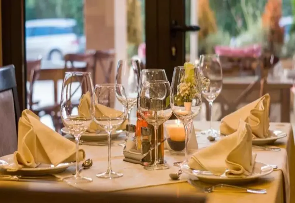 AMENZI DE 400.000 DE LEI PENTRU MUNCA LA NEGRU ÎN RESTAURANTE ȘI CURIERAT, APLICATE DE ITM