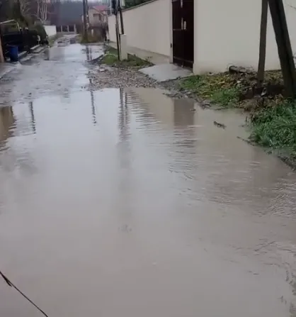 Vrancea anului 2025, la doi pași de Focșani. Nămol și străzi fără canalizare în Vânători.