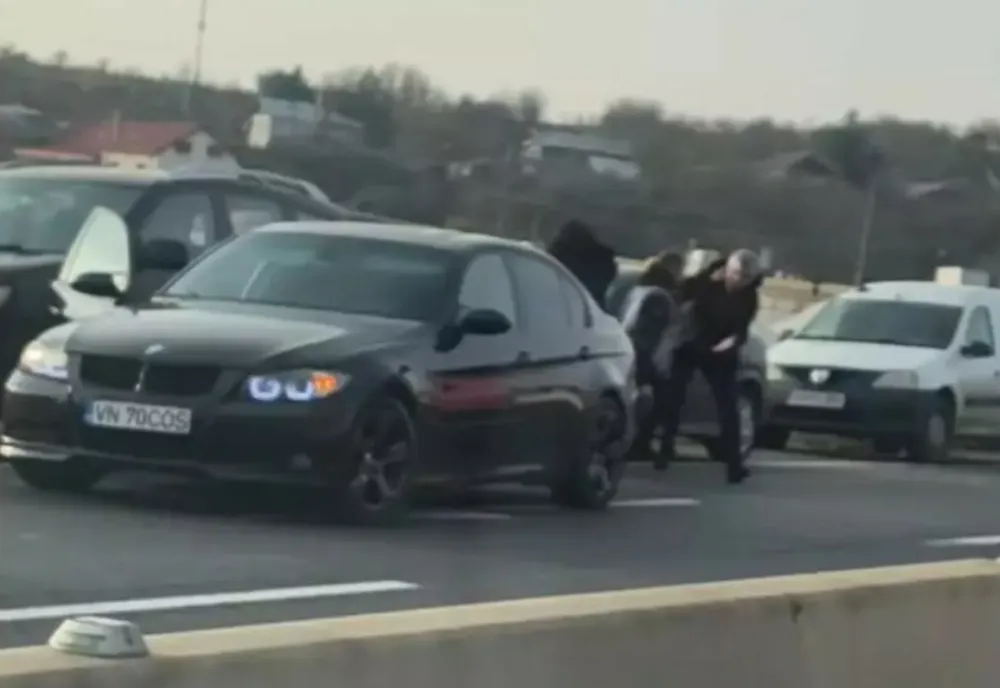 Bătaie în trafic pentru un loc de parcare: a intervenit poliția. Imagini halucinate VIDEO
