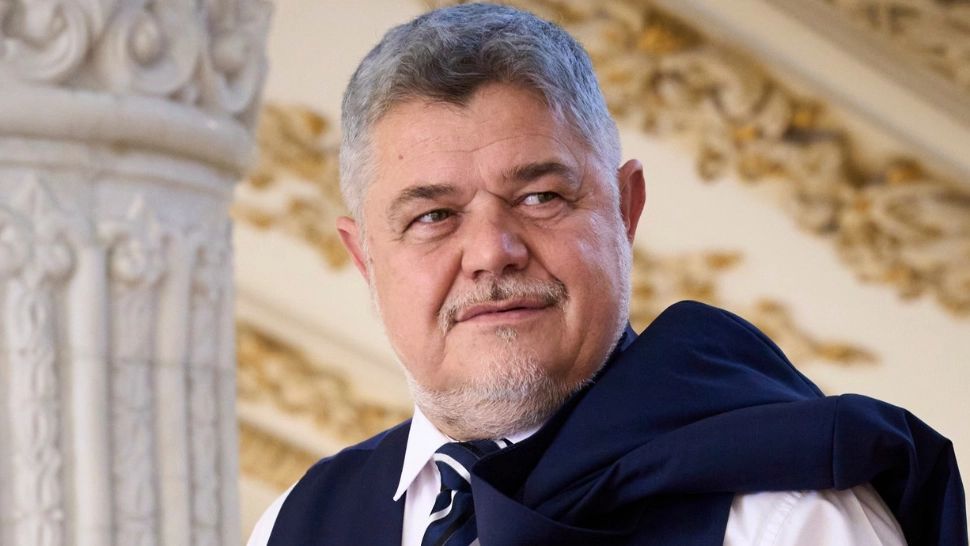 Gest impresionant al lui Ninel Peia. Curtea Senatului României găzduiește de azi o sfântă troiță, ridicată în locul fostei biserici Spirea Veche