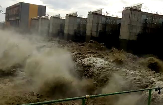 VIDEO Barajul de la Călimănești, la capacitate maximă!