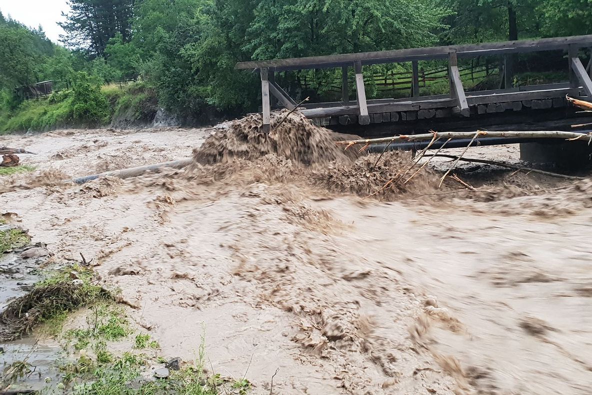 FOTO  Un pârâu de munte a făcut ravagii la Tulnici