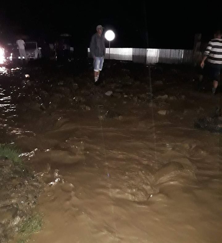 VIDEO ULTIMA ORĂ Inundații în mai multe comune din Vrancea. DN2D este blocat la Cucuieți - Burca