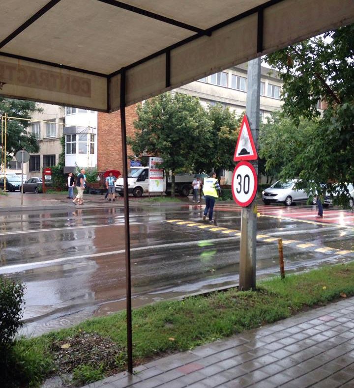 ULTIMA ORĂ  Pieton acroșat ușor, pe trecere