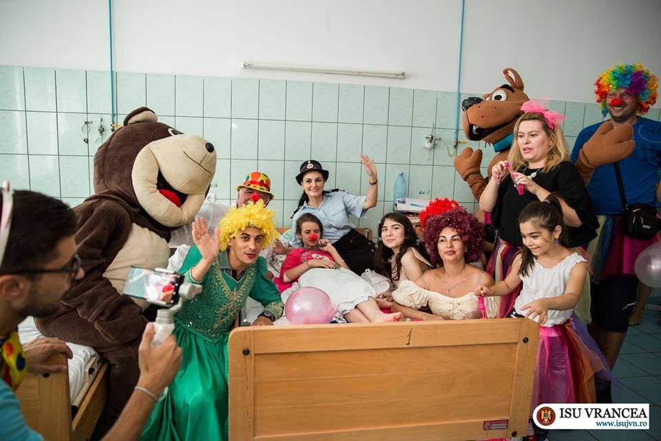Dulciuri și multă veselie pentru copiii internați la Spitalul Județean din Focșani