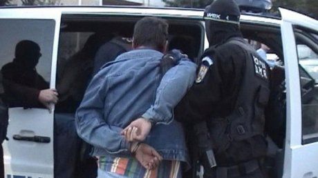 Tânăr reținut 24 de ore după ce i-a dat cu capul în gură unui polițist