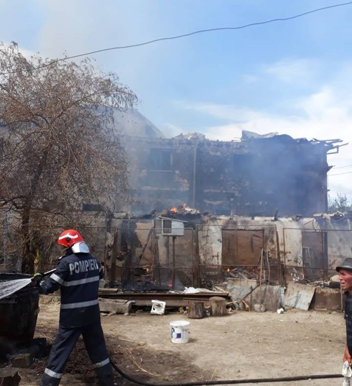 FOTO  Flăcările s-au extins și la o a doua gospodărie din Ciorăști