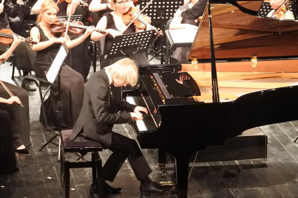 VIDEO Interpretare de excepție a pianistului focșănean Matei Lăbunț, pe scena Teatrului Odeon