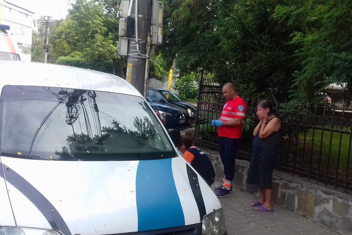 ULTIMA ORĂ  Un bărbat s-a prăbușit pe stradă, fără suflare