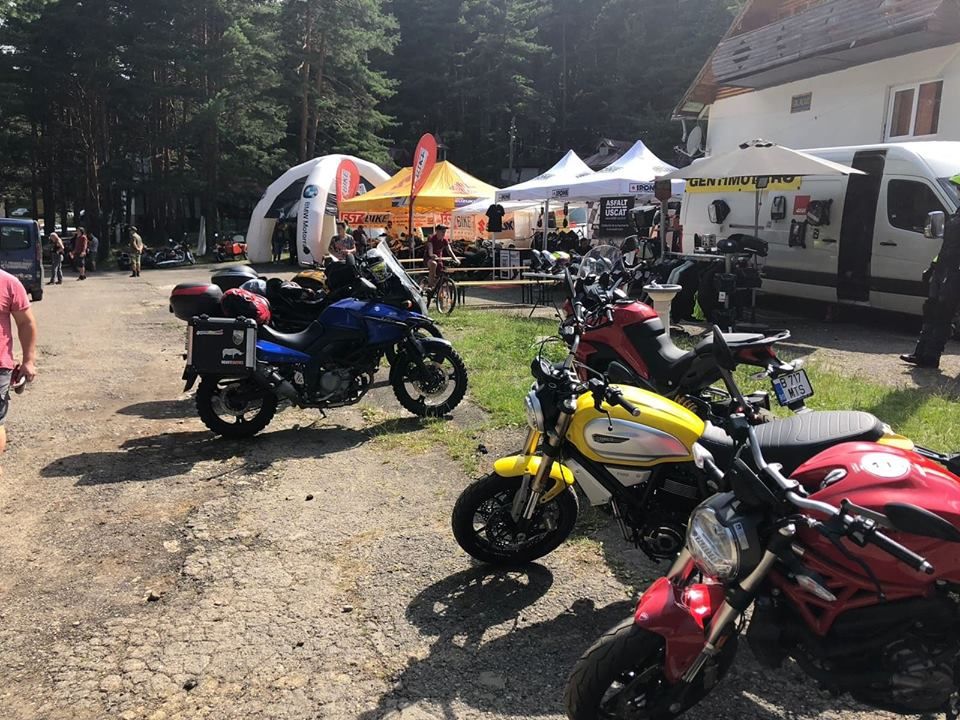 Doi motocicliști s-au răsturnat pe DN2D