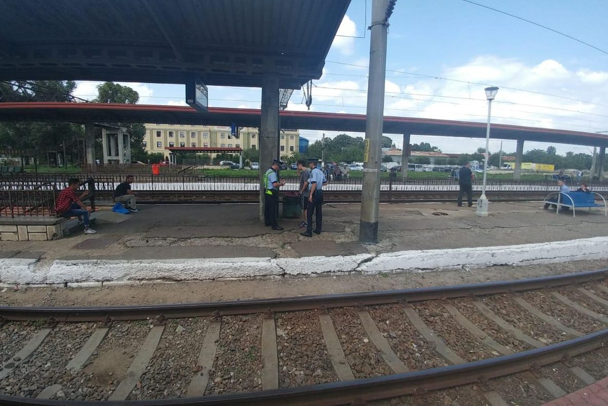 FOTO  Polițiștii le-au explicat tinerilor cât de periculos este să se joace în preajma liniilor ferate