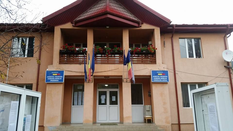 Nereju: membrii unei familii s-au bătut în sediul Primăriei