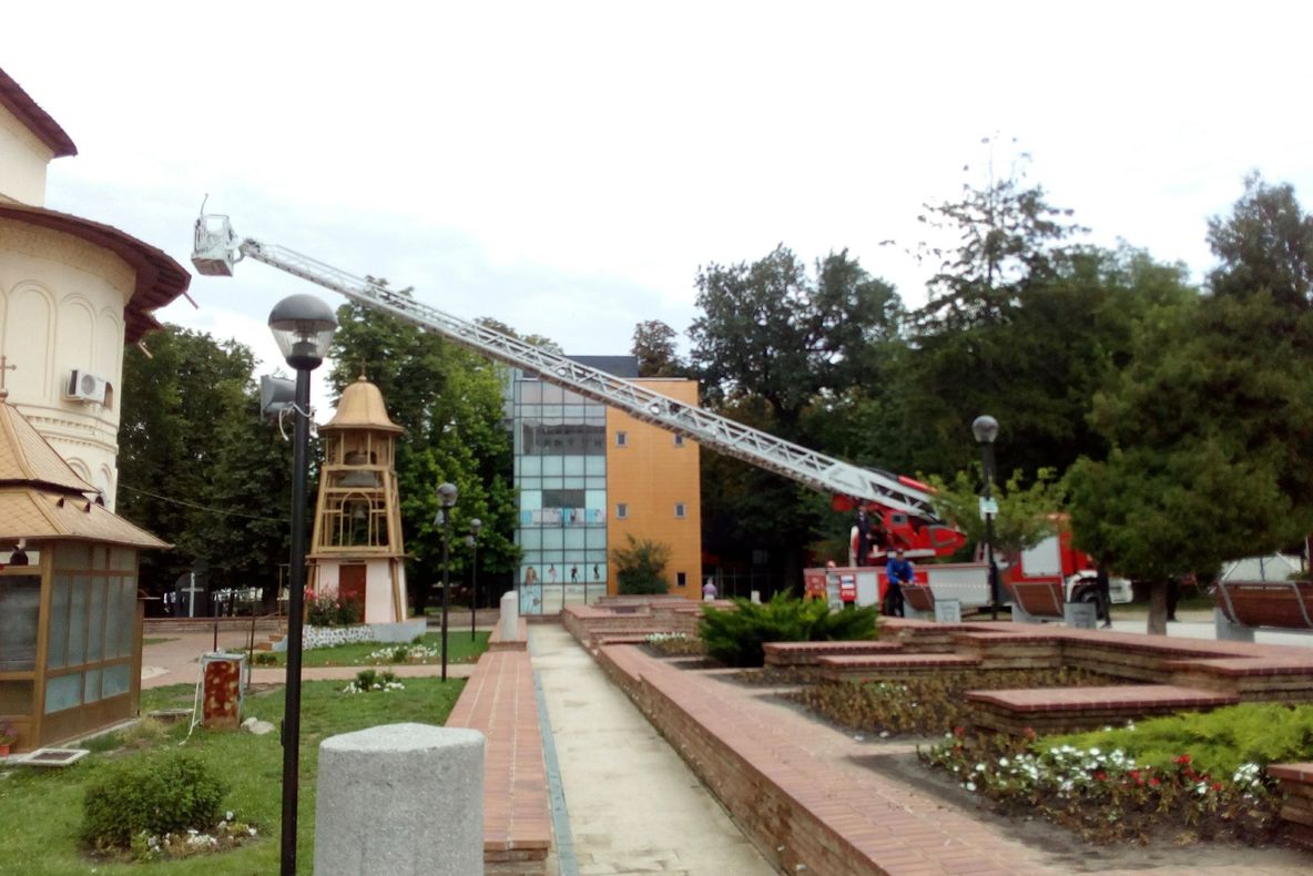 Pompierii au înlăturat potențialele pericole de pe biserica din Piața Unirii