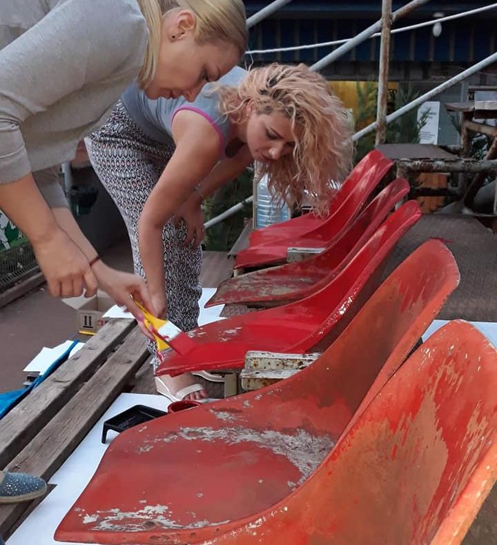 PALMĂ DATĂ PRIMARULUI MISĂILĂ: consilierii liberali au vopsit, aseară, scaunele terenului de tenis din Focșani