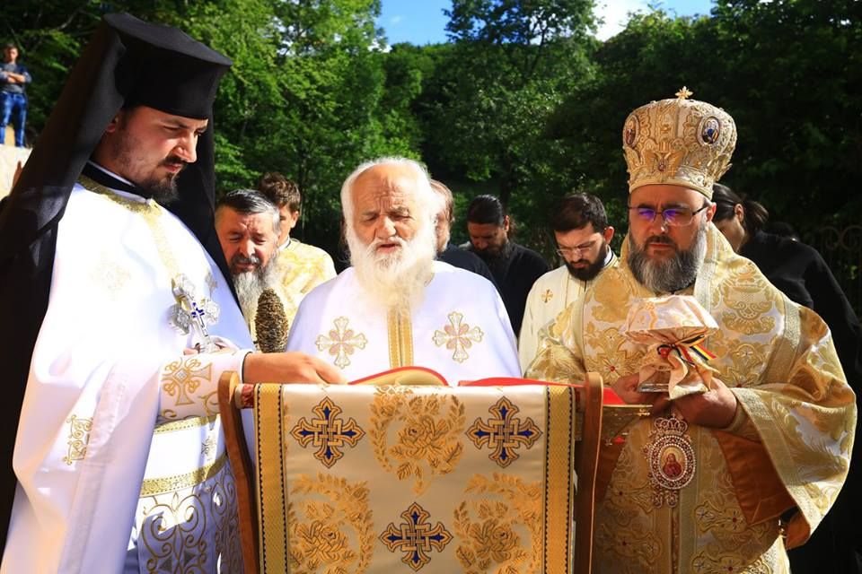 Părintele Macarie, de la Mănăstirea Muntioru, a ridicat un schit pe terenul moștenit de la părinții săi