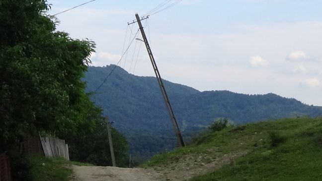 VIDEO: Bătaia de joc a Electrica - lămpi cu led pe stâlpii care stau să cadă