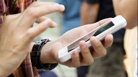 A intrat într-o casă, ziua, și a plecat cu bani și un telefon mobil