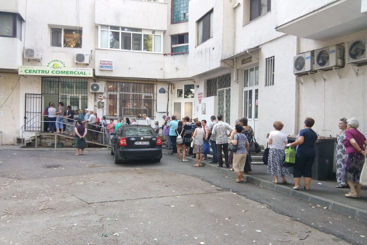 BĂTAIE DE JOC Focșănenii, la cozi interminabile pentru plata facturilor la CUP Salubritate