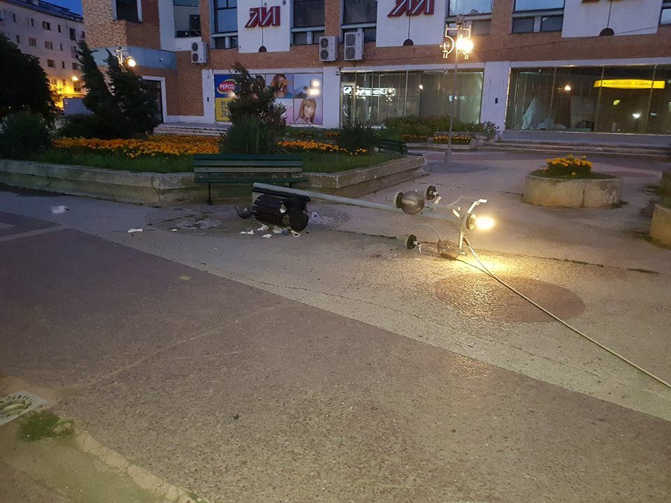 FOTO   Mobilierul stradal din piațeta Milcov, distrus, azi-noapte