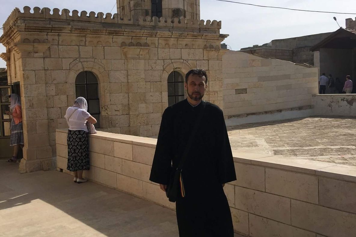 VIDEO. ȘOCANT: directorul Căminului de Bătrâni Focșani, preotul Ifrim, către o angajată: dacă nu te f__i, te dau afară!