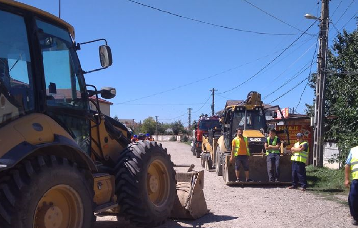 VIDEO Slugărnicie marca PSD: Oprișan, așteptat ca Ceaușescu, la inaugurarea unei canalizări din comuna Milcovul