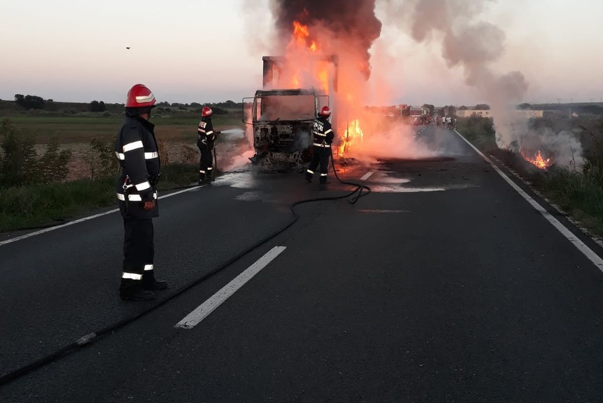 ULTIMA ORĂ  Flăcări la un imobil în comuna Cotești