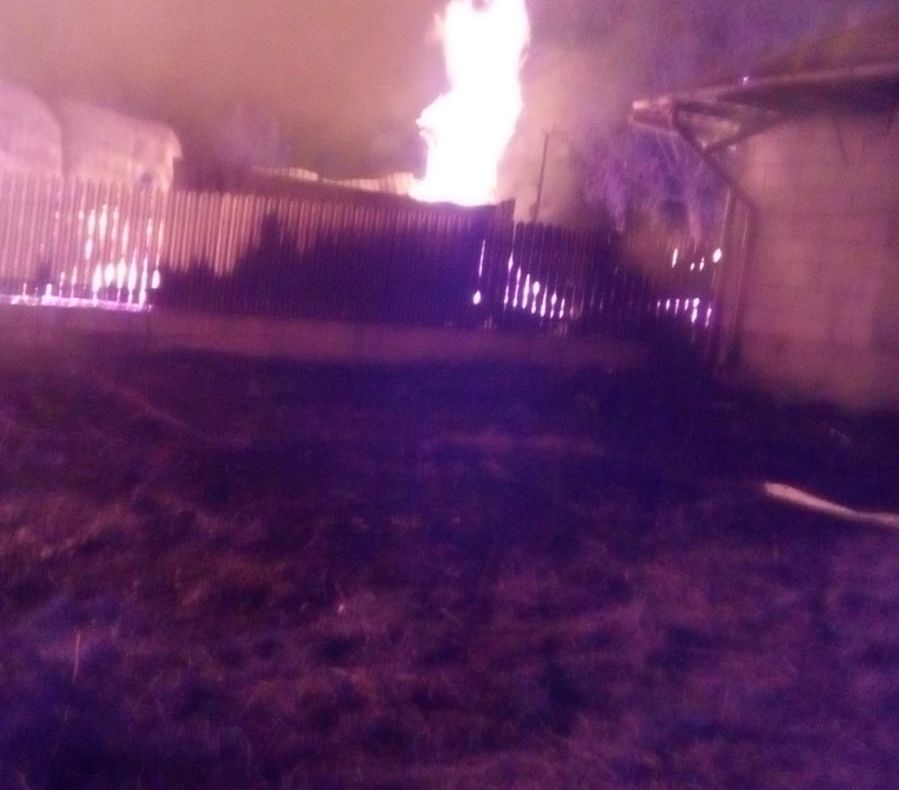 Patru gospodării în flăcări, la Negrilești. O gravidă luată de ambulanță