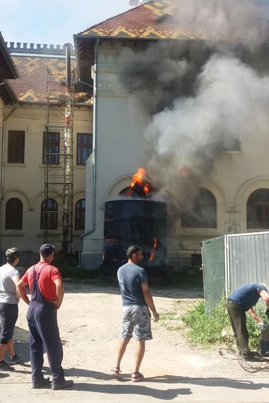 FOTO   Un muncitor cu flexul a declanșat incendiul de la sediul vechi al Primăriei Focșani