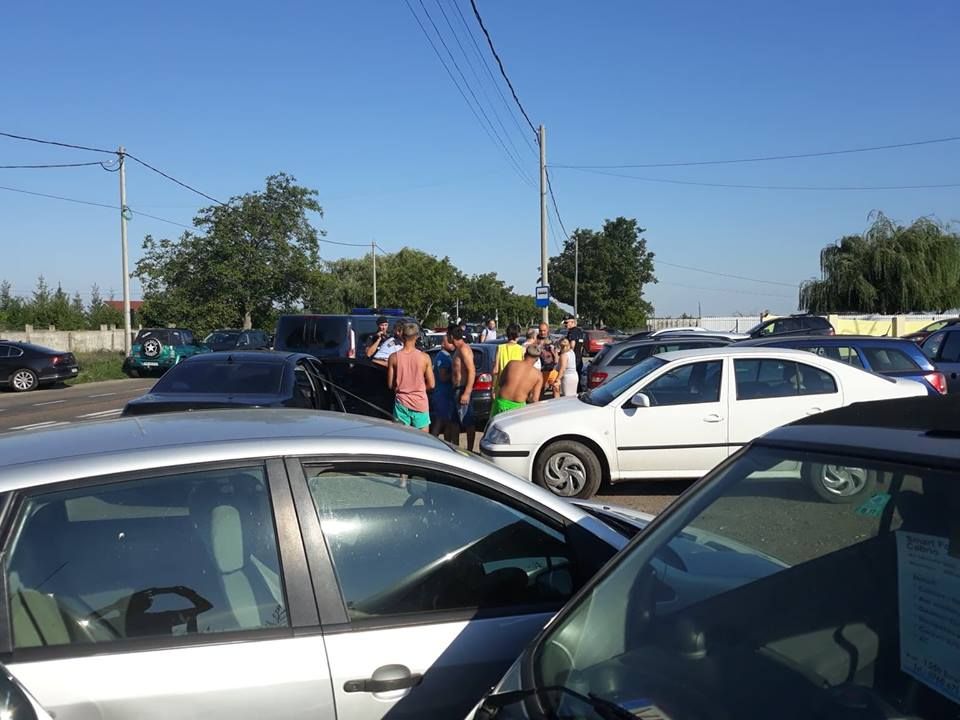 FOTO   Scandal cu arme albe la o piscină din Focșani