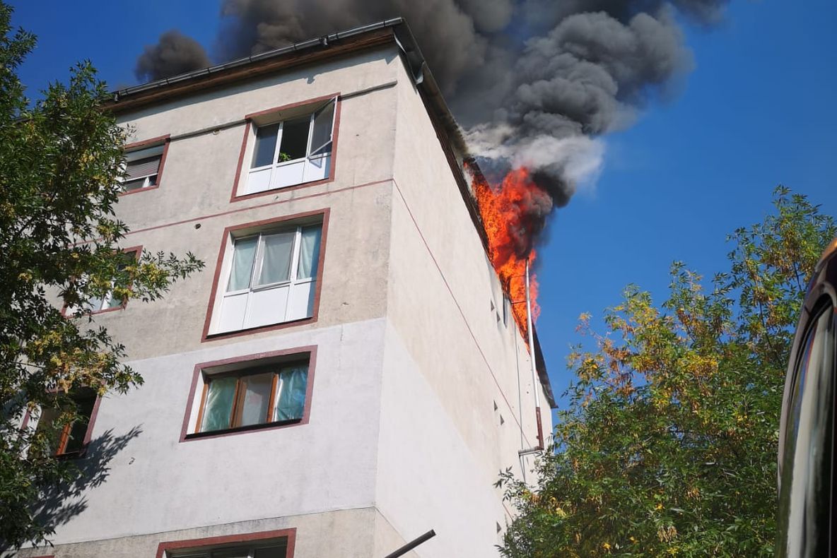 ULTIMA ORĂ Arde acoperișul unui bloc din strada Miorița, din Focșani. Pompierii folosesc scara pentru salvarea de la înălțime