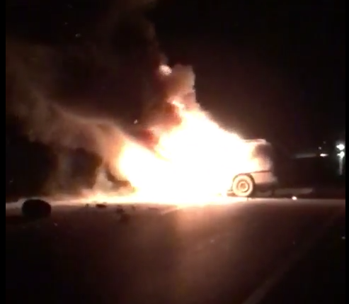 VIDEO Accident cu 3 autoturisme și un tractor pe Șoseaua Vrancei. O mașină a ars complet