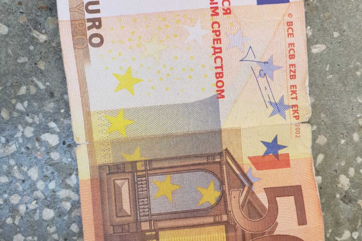 Un tânăr a vrut să cumpere un telefon, de la un jandarm, cu euro falși