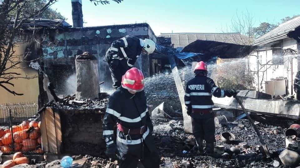 Ce a ars în incendiul din satul Rucăreni, comuna Soveja