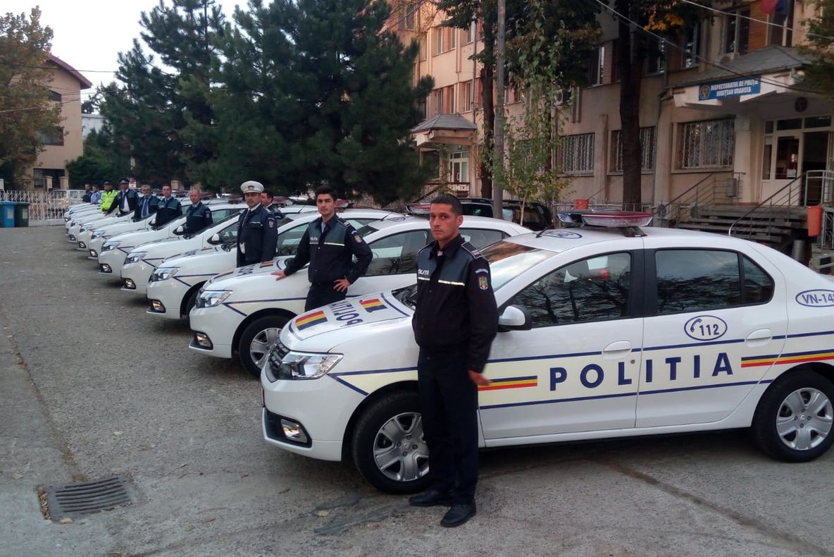 FOTO  Parcul auto al IPJ Vrancea s-a îmbogățit cu 13 Dacia Logan