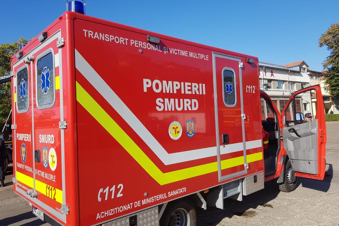 ULTIMA ORĂ  Nouă mașini în pericol de a fi arse într-un incendiu la Adjud