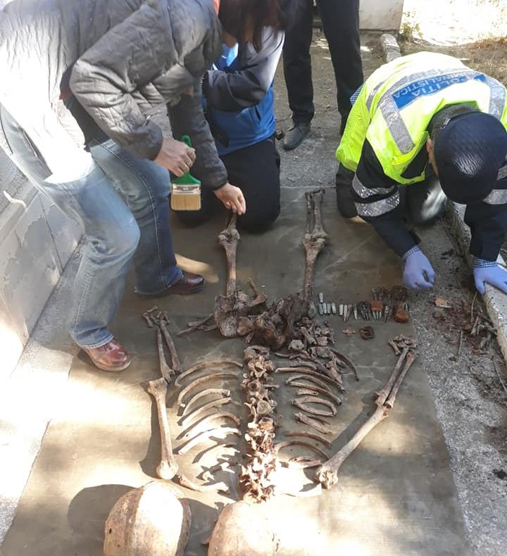 FOTO   Căutătorii de vestigii de război au găsit un schelet la Soveja, probabil al unui mort în primul război mondial